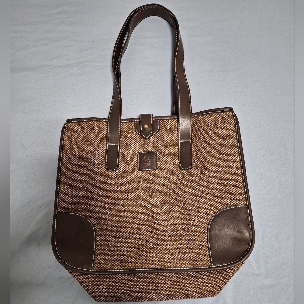 Izod brown woven bag in great condition. Purse, granny chic, sturdy
